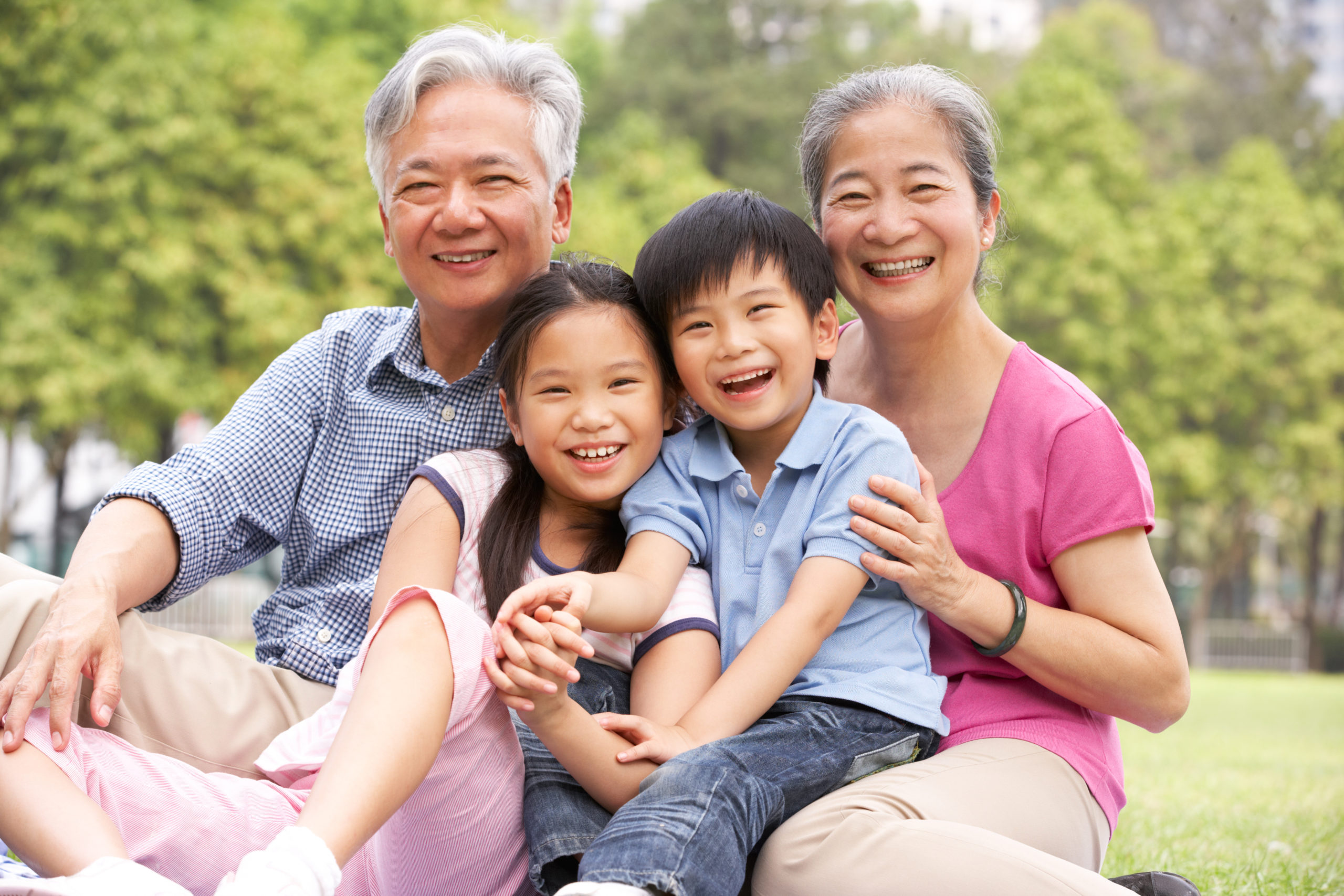 微笑的爷爷奶奶和孙女和孙女坐在家里的沙发上。爷爷奶奶和孙女坐在家里的沙发上看电影照片摄影图片_ID:352482683-Veer图库